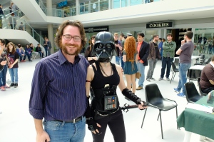 Un manipolo di persone sudate e vestite come se Darth Vader fosse una donna.